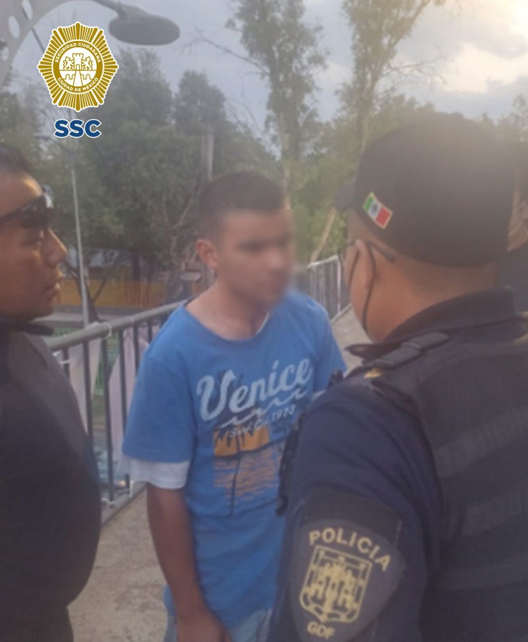 Policías evitan que adolescente se aviente de un puente peatonal en ...