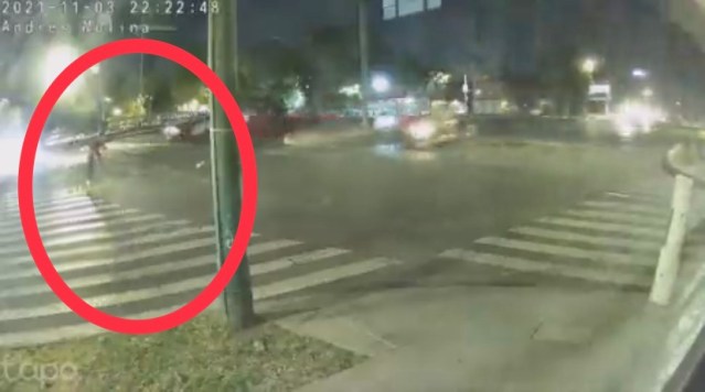 Ciclista se pasa el alto y es impactado por motociclista en Viaducto ...