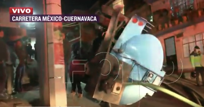 Pipa de agua pierde el control, choca contra la jardinera de una casa y ...