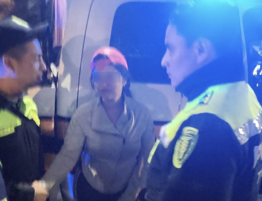 Policías evitan que una mujer se arroje de un puente vehicular en ...
