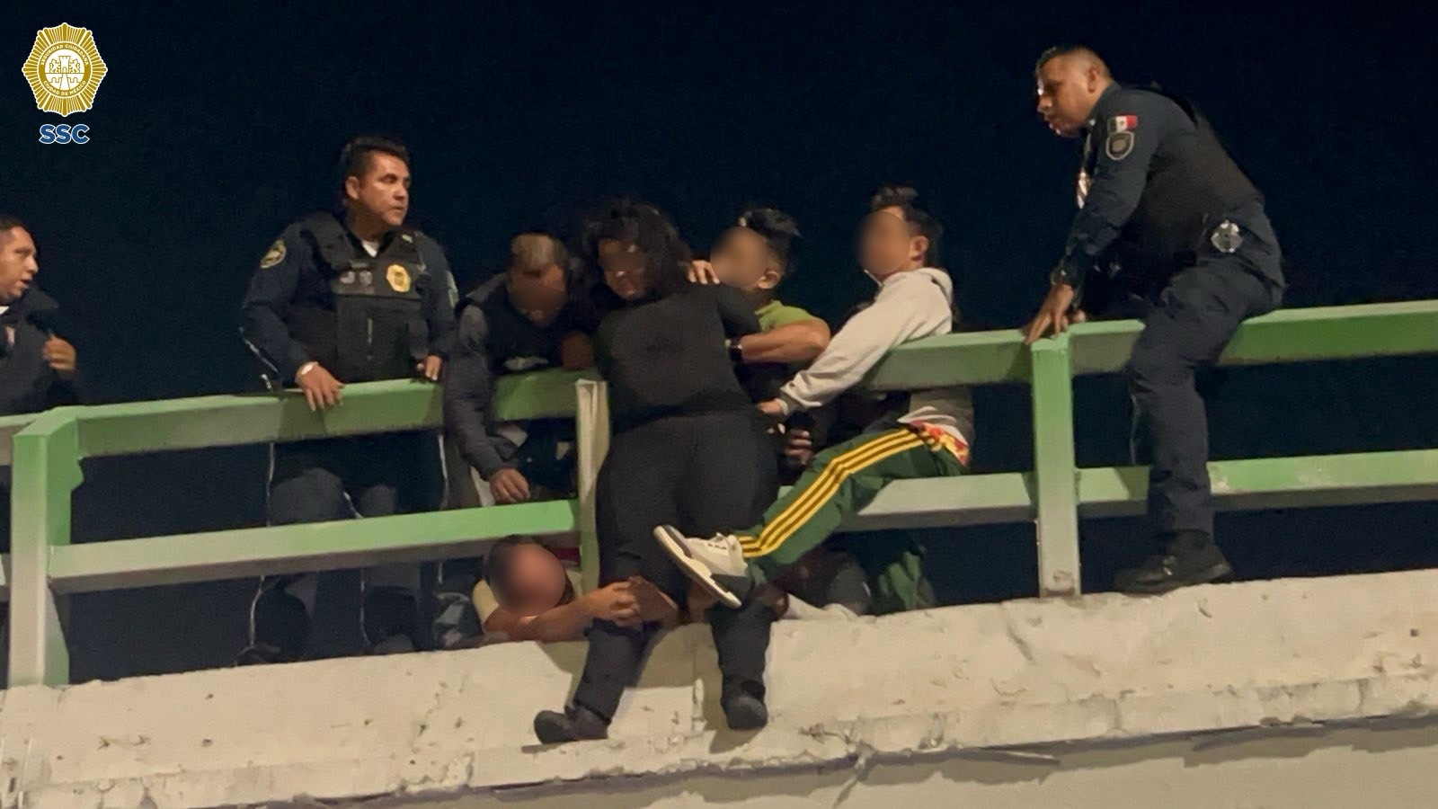 Policías y ciudadanos evitan que una joven se aventará de un puente ...