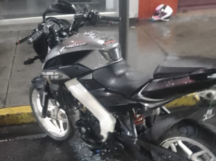 Sujeto atropella a dos personas que viajaban en una motocicleta en ...