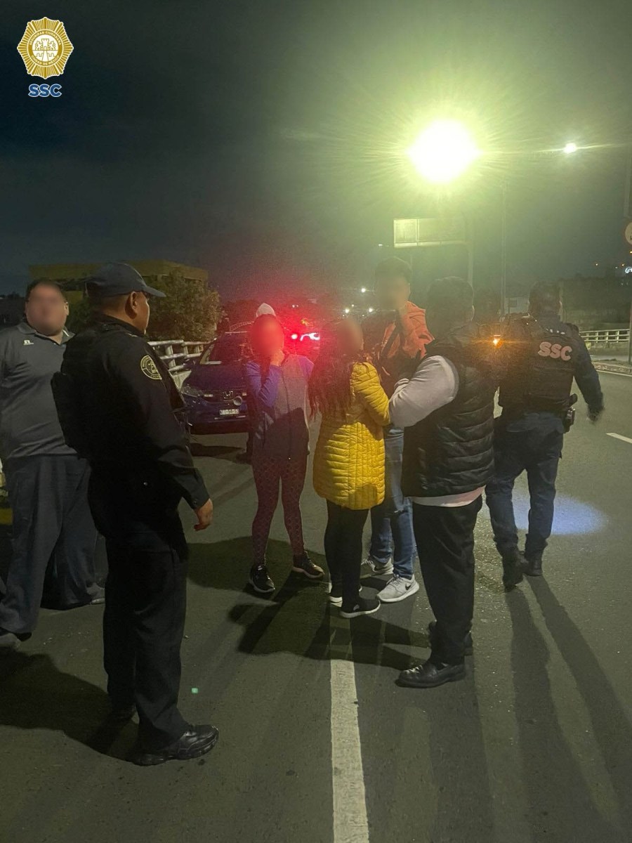 Policías evitan que un joven se arrojara de un puente en Acoxpa ...