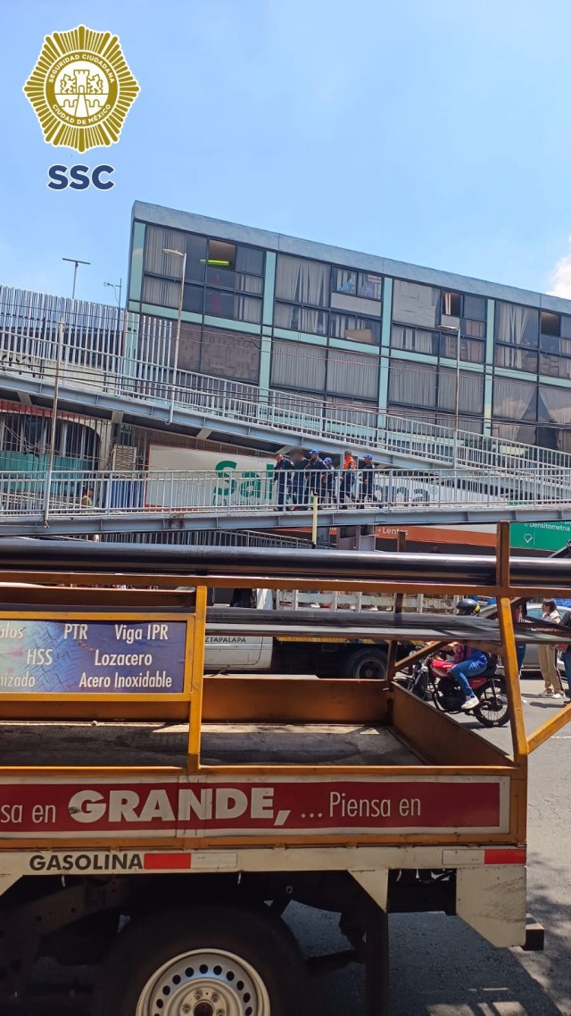 Policías evitan que un hombre se arroje de un puente en Calzada Ermita ...