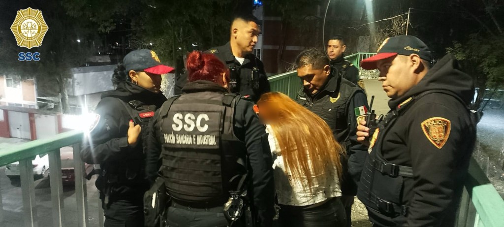 Policías evitan que un joven se arroje de un puente peatonal de Tlalpan ...