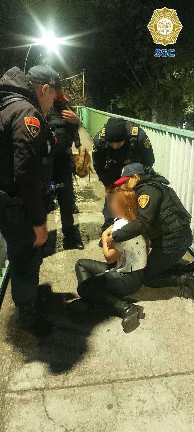 Policías evitan que un joven se arroje de un puente peatonal de Tlalpan ...