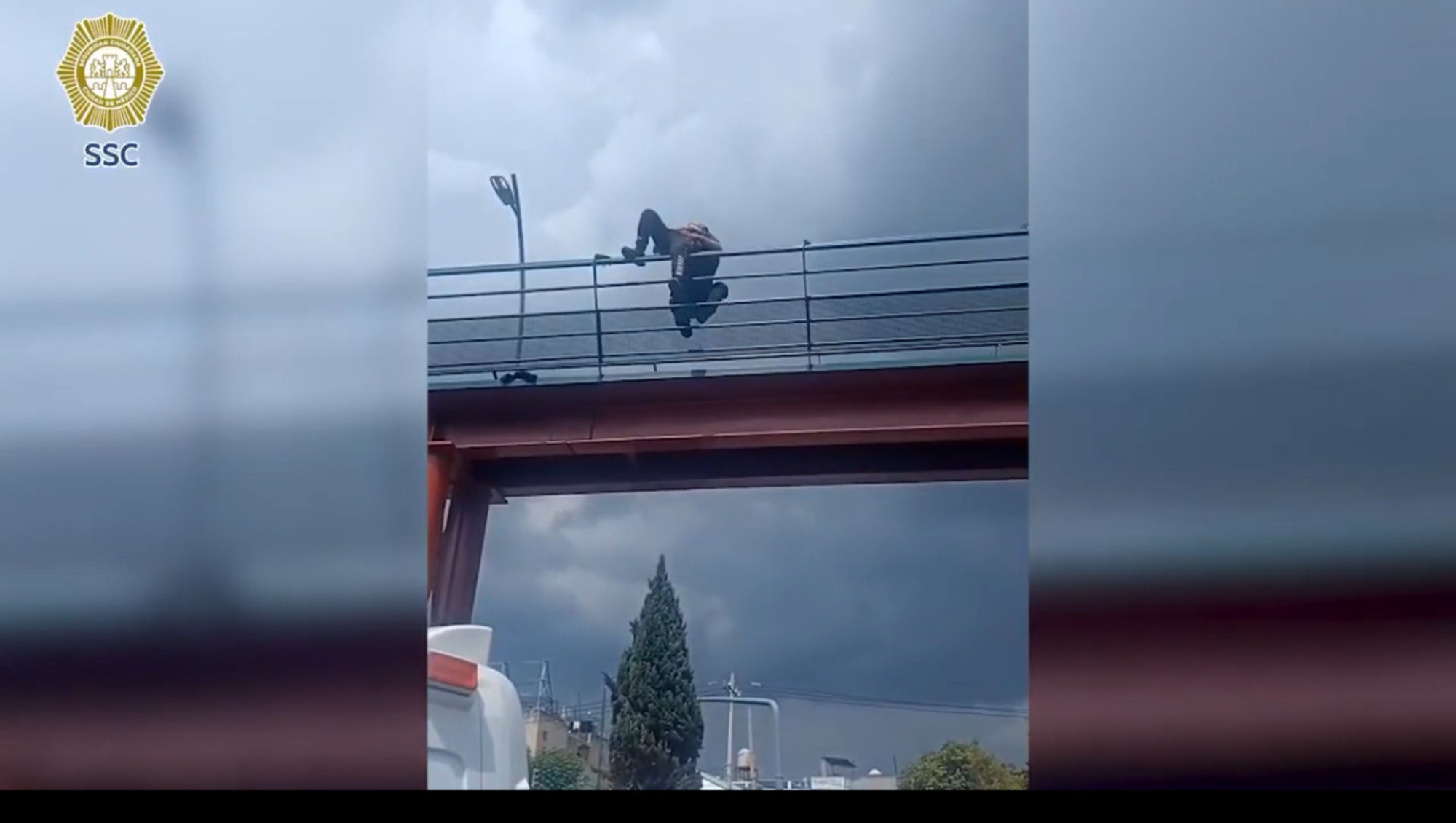 Policías capitalinos evitan que hombre se arroje de puente en ...