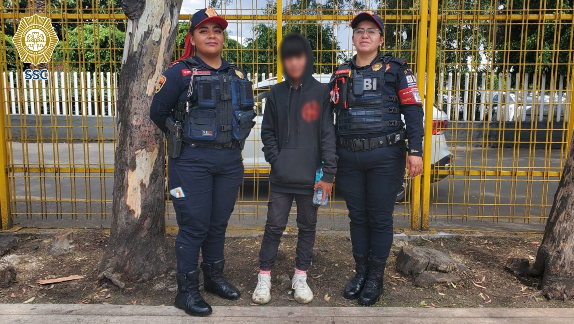 Extraviado Policías de la CDMX auxilian a adolescente extraviado en el CETRAM ...