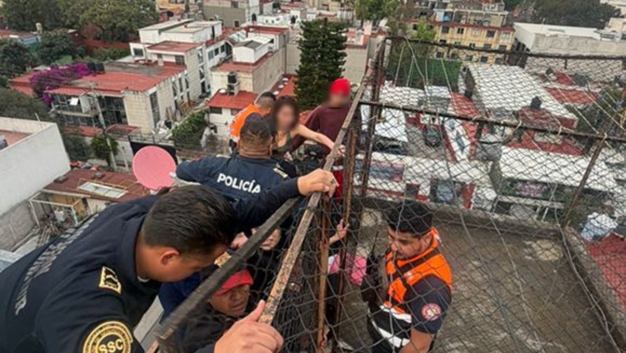 Policías evitan que mujer se arroje desde la azotea de un edificio en ...